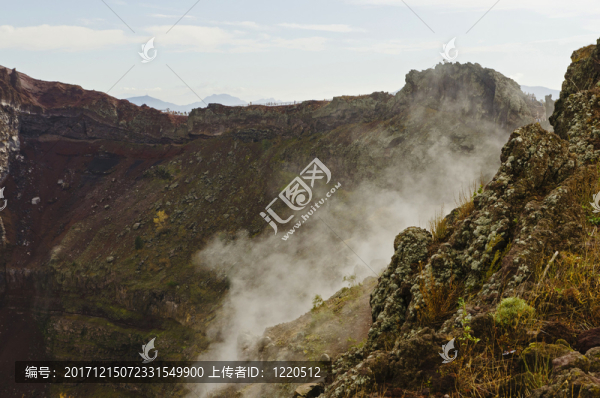 煙霧在火山山脈vesuvius的火山口