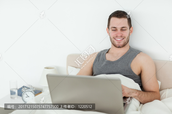 笑