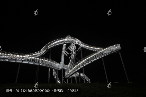 過(guò)山車(chē)雕塑在晚上