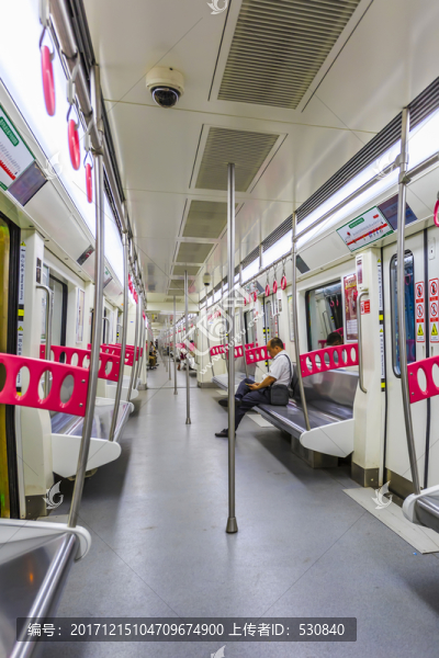 地鐵車廂內(nèi)景