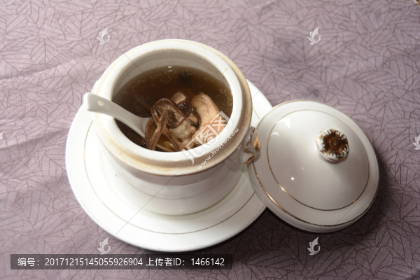 茶樹菇燉龍骨湯