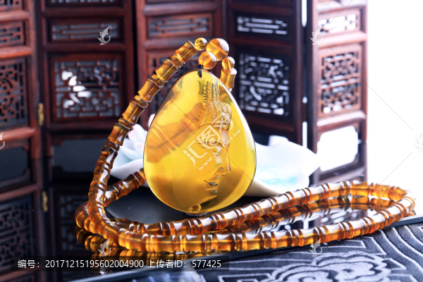金珀雕刻吊墜