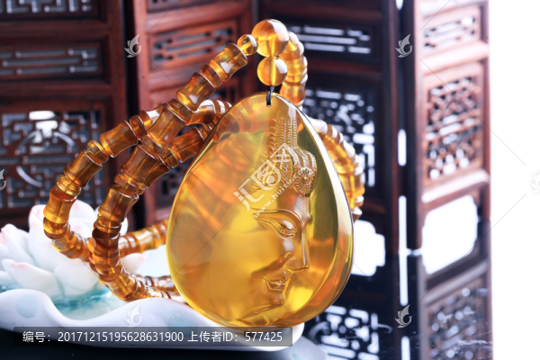 金珀雕刻吊墜