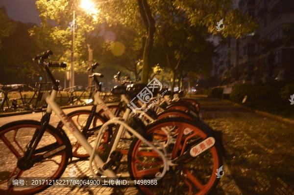 雨夜馬路旁的共享單車