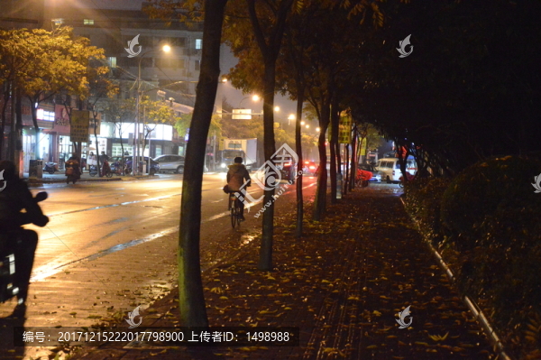 雨夜中的馬路