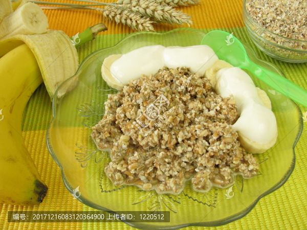 新鮮谷物麥片與香蕉和酸奶