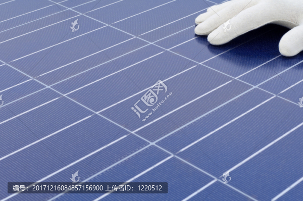 手在太陽能電池前用白色手套