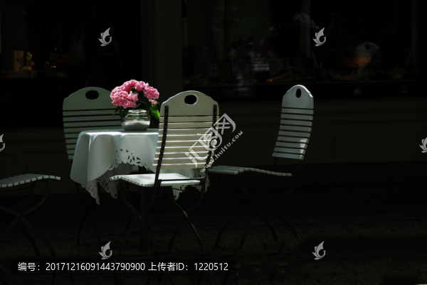 白色折疊椅和公園里的桌子