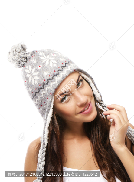 美麗的微笑女人戴冬帽