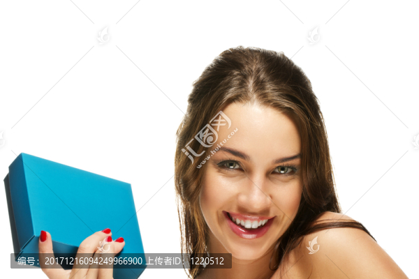 抱著禮物的美麗幸福的女人