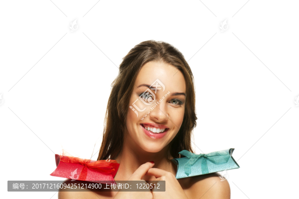 帶著禮物的肩膀美麗的女人在她身上