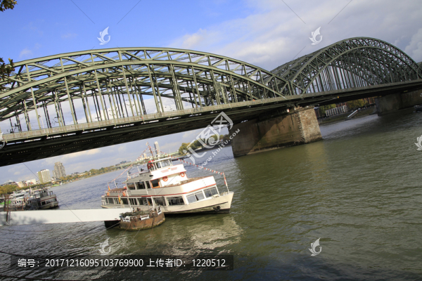 hohenzollern橋上的ausflugsdampfer