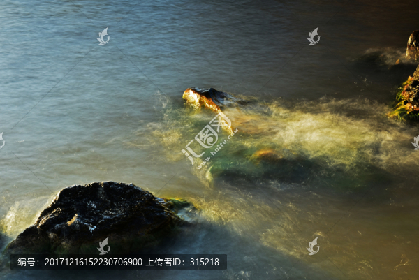湖泊日照海面