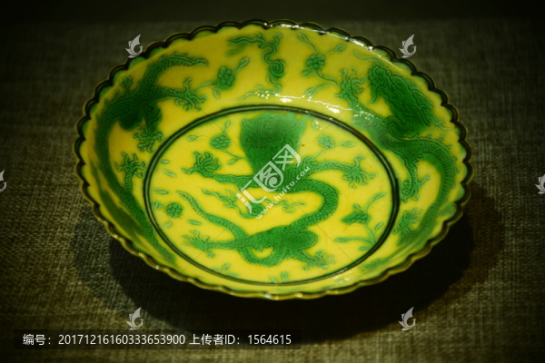 黃底綠龍紋碗高清素材