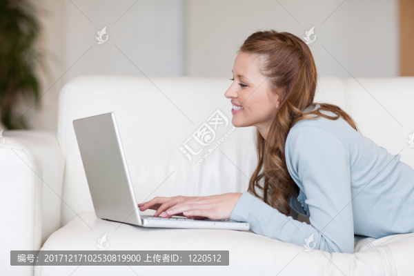 笑