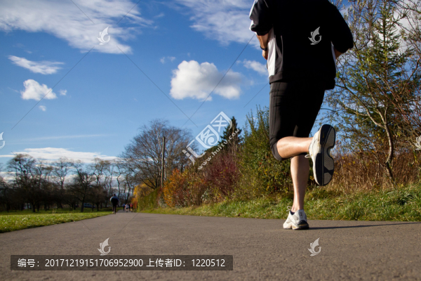 在一條土路上慢跑