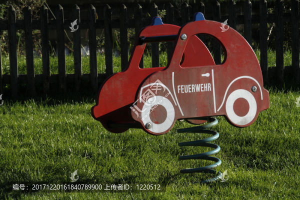 搖擺在操場(chǎng)上的消防車(chē)