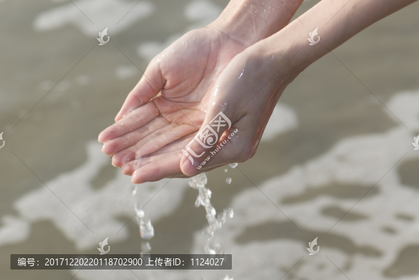 捧海水的女人
