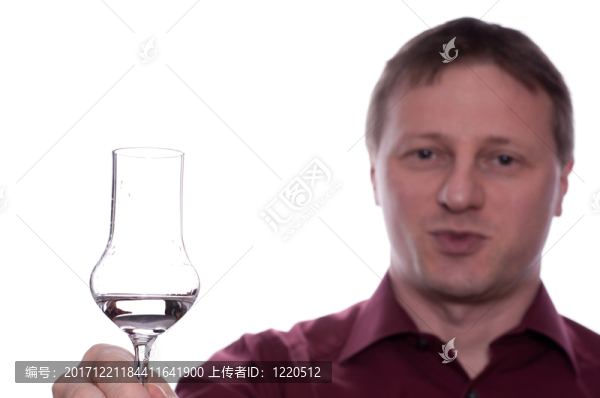 人與一杯酒敬酒