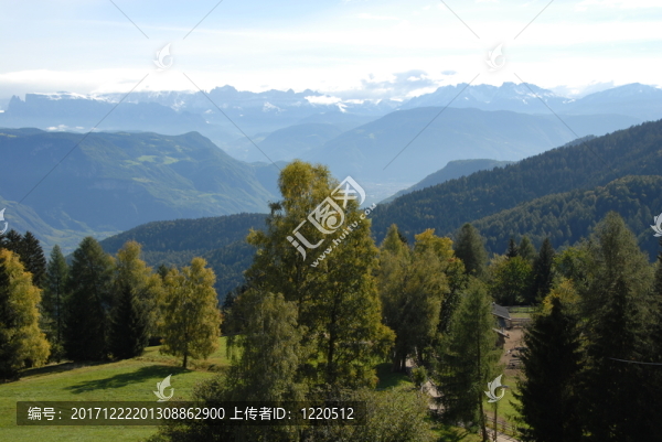 阿爾卑斯山的全景