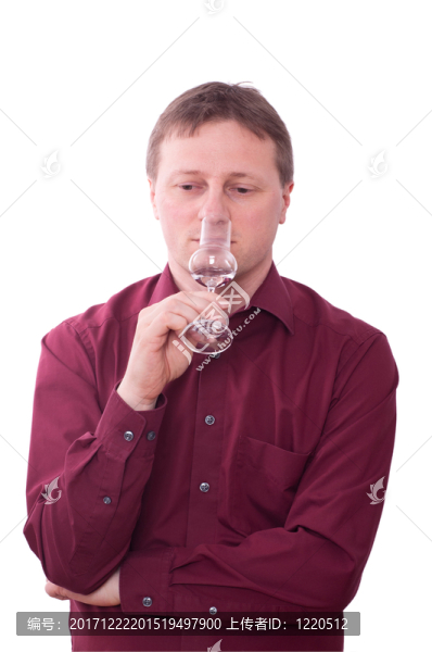 男人正在做一個(gè)格拉巴酒的氣味