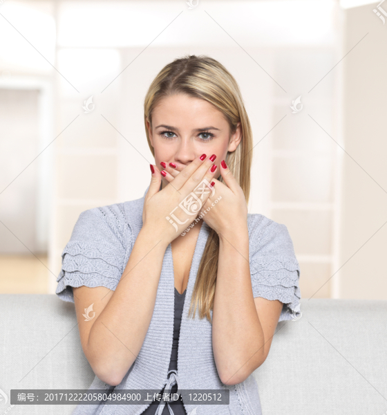 年輕女子手挽著她的嘴