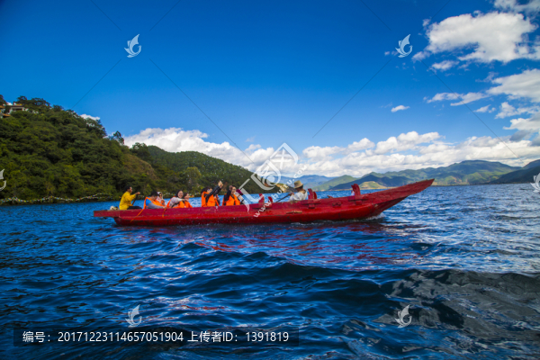瀘沽湖的豬槽船
