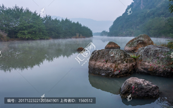 湖泊礁石
