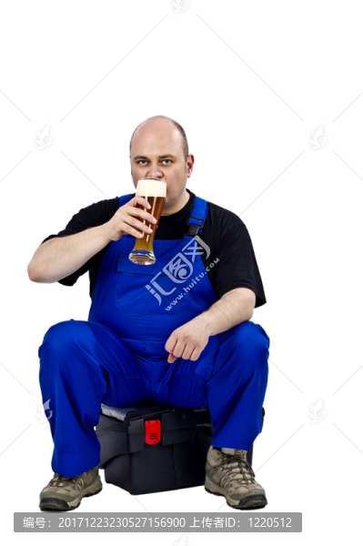 工匠下啤酒后工作