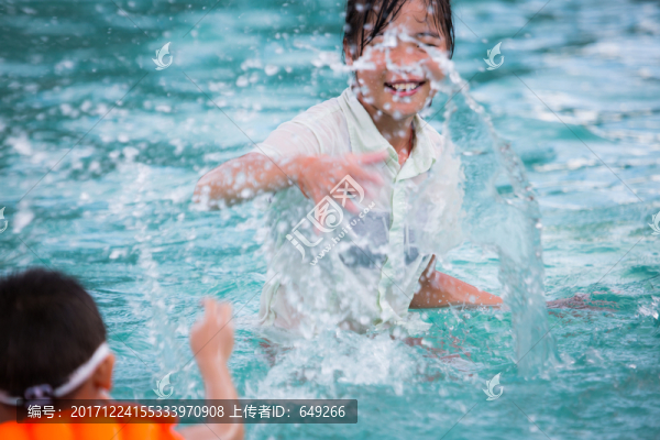 戲水