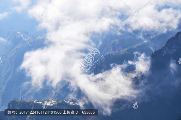 云霧繚繞絕壁村