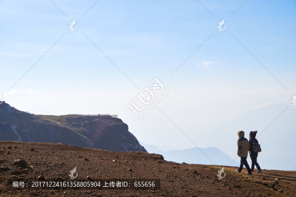 大山包山巔行走