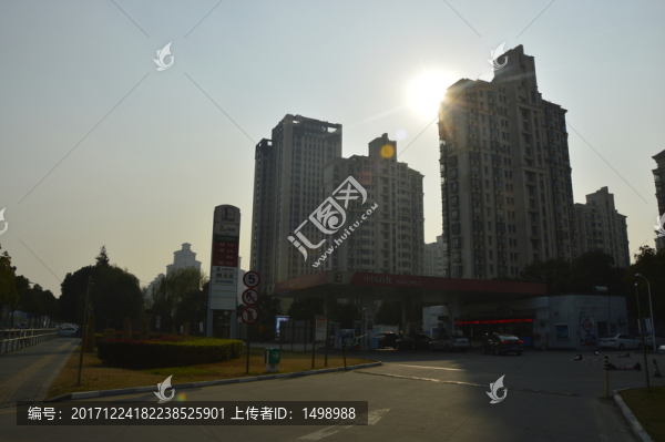 小區(qū)旁的加油站