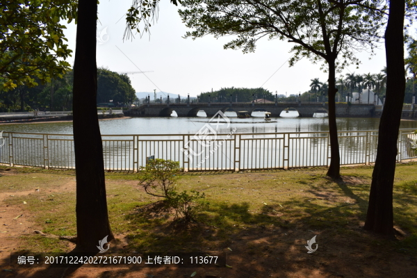 公園小道橋邊風(fēng)光湖面漣漣