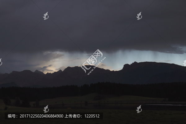 雷電交加的暴風(fēng)雨