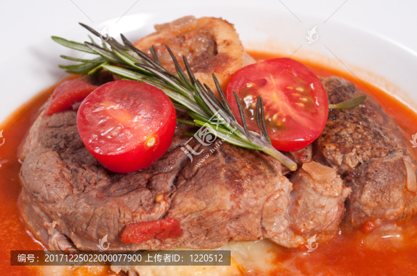 與西紅柿和迷迭香ossobuco