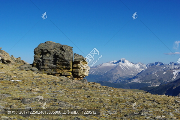 巖層與高洛基山山峰，科羅拉多州的視圖