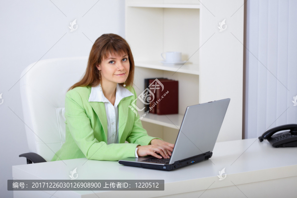 女人