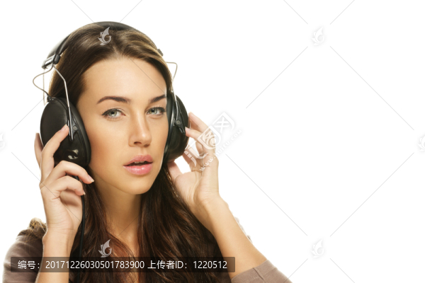 在音樂中聽到美麗的年輕女子