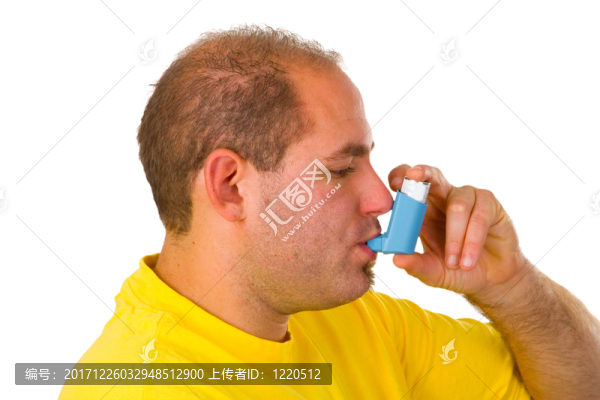 年輕男子用計(jì)量吸入器
