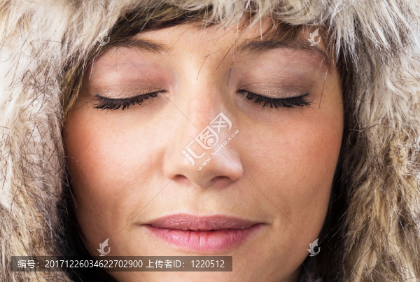 放松的女人，閉著眼睛