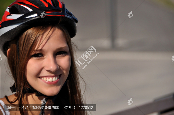 運動型頭盔的年輕女人