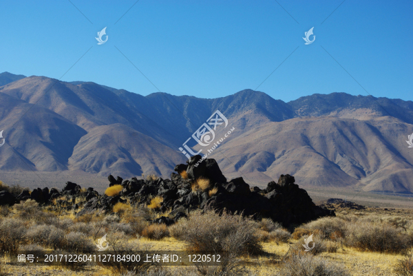 加利福尼亞南海威水庫附近的火山巖和山脈
