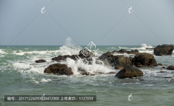 大海,海浪與礁石