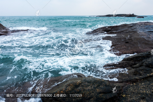大海,海浪與礁石
