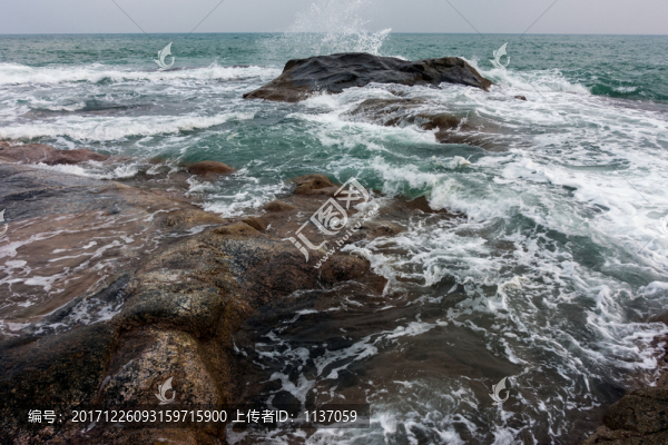 大海,海浪與礁石