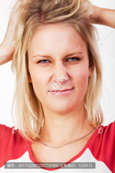 年輕的金發(fā)女人拉扯harre