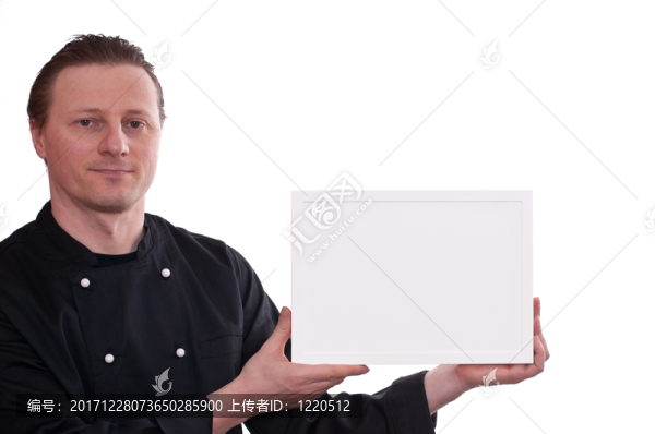 廚師舉起一個白色相框