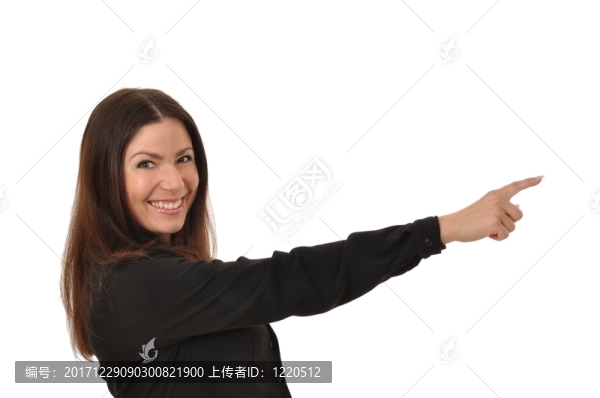 用手指指著筆記的女人