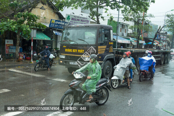 越南街景,雨中的行人騎摩托車
